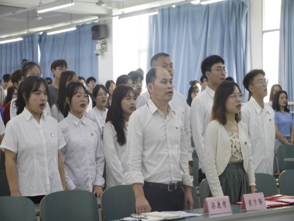 2 齐唱团歌.jpg