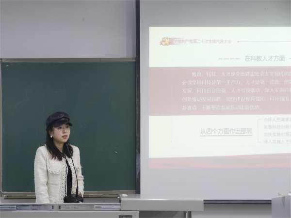 1.二支部书记靳娟.jpg