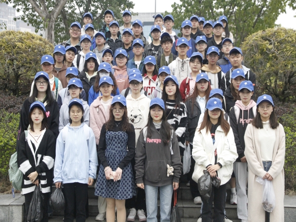 5.校内合影.jpg