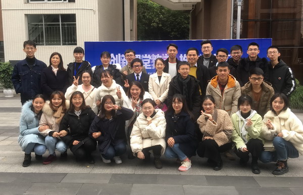 任老师和员工团队+1.jpg